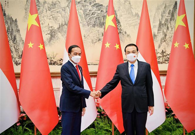 Tổng thống Indonesia Joko Widodo và Thủ tướng Trung Quốc Lý Khắc Cường (phải) tại cuộc gặp ở Bắc Kinh, Trung Quốc, ngày 26/7/2022. (Ảnh: AFP/TTXVN) Chuyến công du của Tổng thống Joko Widodo: 'Cơ hội vàng' của Indonesia ảnh 2