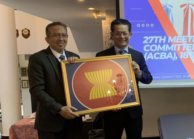 Đại sứ Malaysia Nur Azman Abdul Rahim (trái) chuyển giao chức Chủ tịch luân phiên ACBA cho Đại sứ Việt Nam Dương Quốc Thanh. (Ảnh: TTXVN phát) Việt Nam đảm nhận vai trò Chủ tịch luân phiên ASEAN tại Buenos Aires ảnh 1