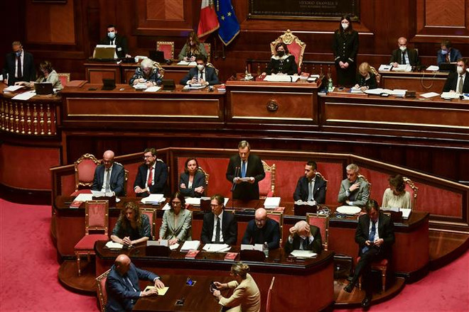 Thủ tướng Italy Mario Draghi (giữa) phát biểu tại một phiên họp của Thượng viện ở Rome. (Ảnh: AFP/TTXVN) Thủ tướng Italy kêu gọi hiệp ước tin tưởng giữa các chính đảng ảnh 1