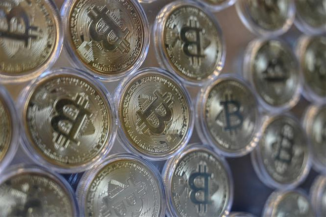 Tiền điện tử bitcoin. (Ảnh: AFP/TTXVN) Ngân hàng Dự trữ Ấn Độ kêu gọi cấm sử dụng tiền điện tử ảnh 1