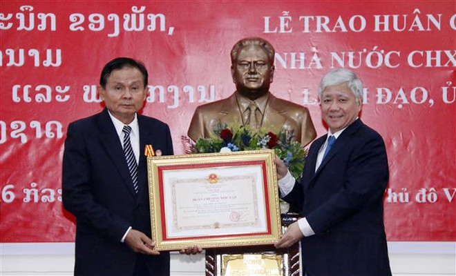 Chủ tịch Ủy ban Trung ương Mặt trận Tổ quốc Việt Nam Đỗ Văn Chiến trao Huân chương Độc lập hạng III cho một trong các Lãnh đạo Ủy ban Trung ương Mặt trận Lào xây dựng đất nước. (Ảnh: Phạm Văn Kiên/TTXVN) Mặt trận Tổ quốc Việt Nam và Lào tăng cường quan hệ hợp tác ảnh 2