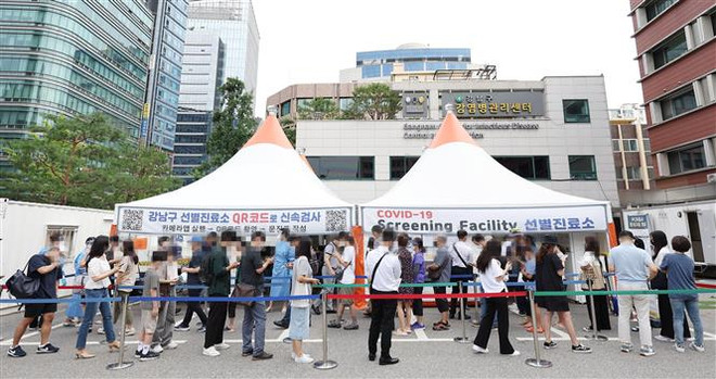 Người dân xếp hàng chờ xét nghiệm COVID-19 ở Seoul, Hàn Quốc, ngày 12/7/2022. (Ảnh: Yonhap/TTXVN) Hàn Quốc công bố áp dụng một loạt biện pháp kiểm dịch mới ảnh 1