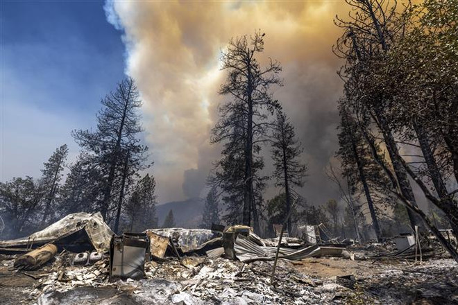 Xe ôtô, nhà cửa bị thiêu rụi trong vụ cháy rừng tại bang California (Mỹ), ngày 23/7/2022. (Ảnh: AFP/TTXVN) Cháy rừng nghiêm trọng tại Mỹ và Hy Lạp, nhiều người phải sơ tán ảnh 1