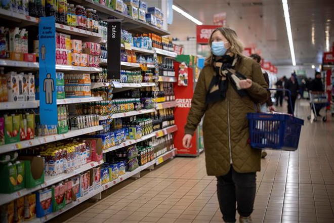 Người dân mua sắm tại một siêu thị ở London (Anh), ngày 13/2/2022. (Ảnh: AFP/TTXVN) Quan chức Ngân hàng Trung ương Anh dự báo lãi suất có thể tăng trên 2% ảnh 1