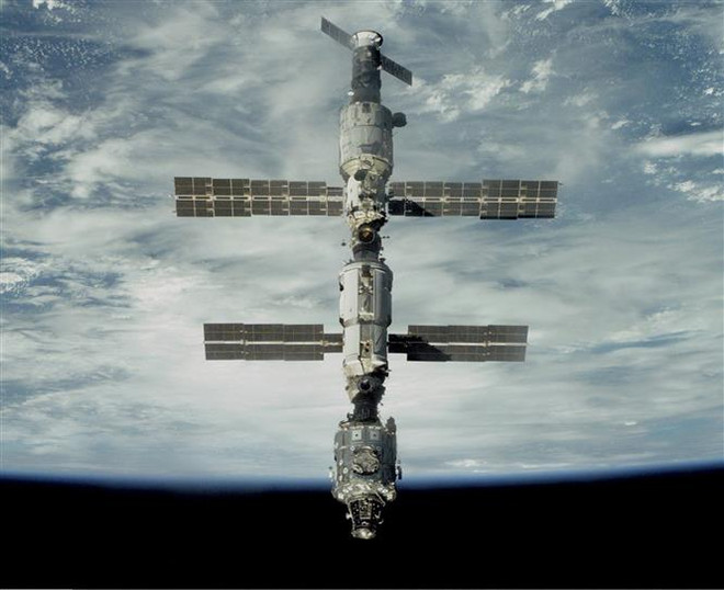 Module dịch vụ Zvezda (thứ 3, từ trên xuống) - module chính của Nga trên Trạm Vũ trụ quốc tế (ISS). (Ảnh: AFP/TTXVN) Nga quyết định rút khỏi Trạm vũ trụ quốc tế sau năm 2024 ảnh 1