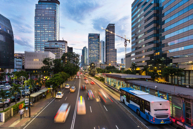 Đường phố Jakarta. (Nguồn: Shutterstock) Indonesia đẩy nhanh kế hoạch sử dụng xe điện trong nước ảnh 1