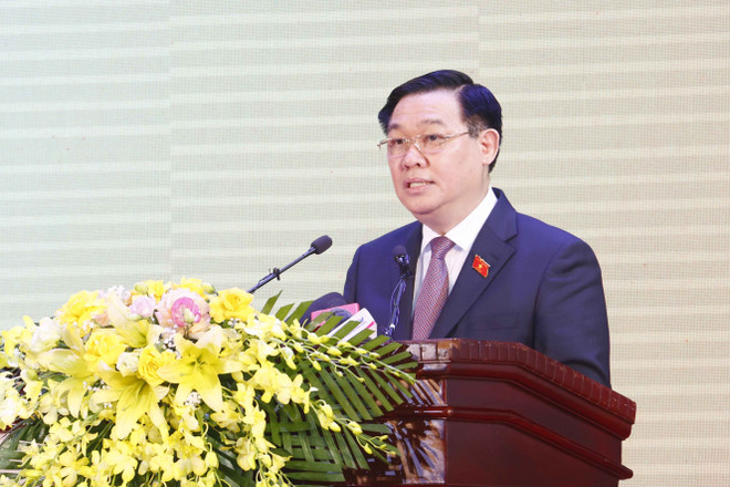 Chủ tịch Quốc hội Vương Đình Huệ phát biểu tại buổi lễ. (Ảnh: Doãn Tấn/TTXVN) Chủ tịch Quốc hội dự Lễ trao bằng Tổ quốc ghi công năm 2022 ở Nghệ An ảnh 1