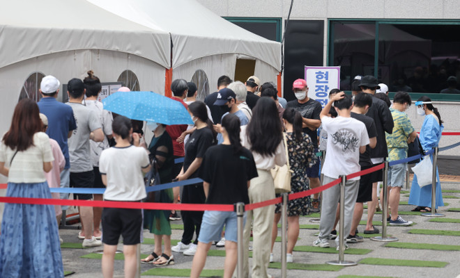 Một điểm xét nghiệm COVID-19 tại Seoul, Hàn Quốc ngày 17/7/2022. (Ảnh: Yonhap/TTXVN) Hàn Quốc áp dụng bổ sung các biện pháp phòng dịch giai đoạn mới ảnh 1
