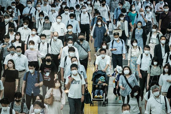 Người dân đeo khẩu trang phòng dịch COVID-19 tại Tokyo, Nhật Bản. (Ảnh: AFP/TTXVN) Nhật Bản khuyến cáo người dân cảnh giác tối đa với dịch COVID-19 ảnh 1