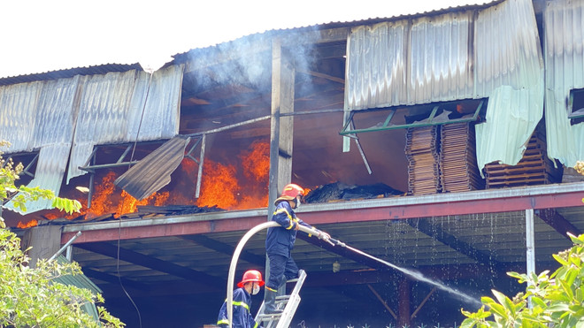 Vụ cháy lớn ở Bình Định: Cháy sang nhà kho và khu văn phòng ảnh 1