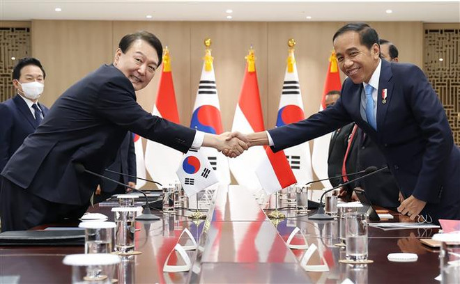 Tổng thống Hàn Quốc Yoon Suk-yeol (trái) và Tổng thống Indonesia Joko Widodo (phải) tại cuộc hội đàm ở Seoul ngày 28/7/2022. (Ảnh: Yonhap/TTXVN) Chuyến công du của Tổng thống Joko Widodo: 'Cơ hội vàng' của Indonesia ảnh 1