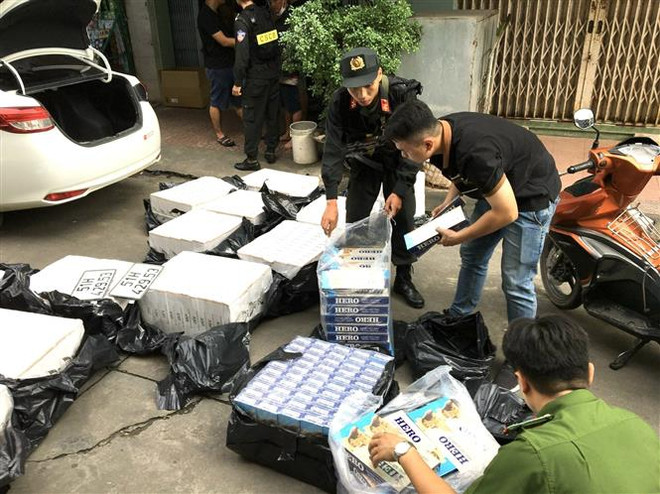Tang vật tại hiện trường bị lực lượng chức năng phát hiện quả tang. (Ảnh : TTXVN phát) Đồng Nai: Mở rộng điều tra đường dây buôn lậu thuốc lá số lượng lớn ảnh 1
