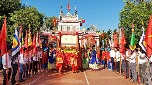 Rước sắc phong từ mộ Thầy Thím về dinh. (Nguồn: Báo Bình Thuận) Bình Thuận: Lễ hội Dinh Thầy Thím trở thành Di sản Văn hóa Phi vật thể Quốc gia ảnh 1