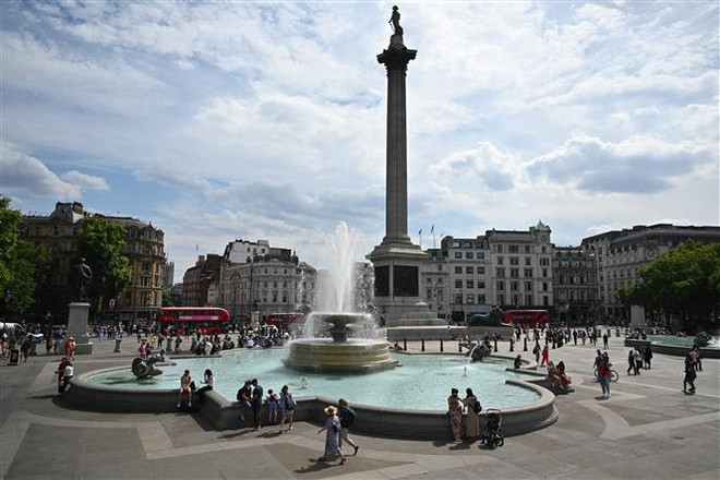 Người dân tránh nóng bên đài phun nước tại Quảng trường Trafalgar ở thủ đô London, Anh, ngày 13/7/2022. (Ảnh: AFP/ TTXVN) Nắng nóng khắc nghiệt tại Tây Âu, nhiệt độ lên cao chưa từng thấy ảnh 1