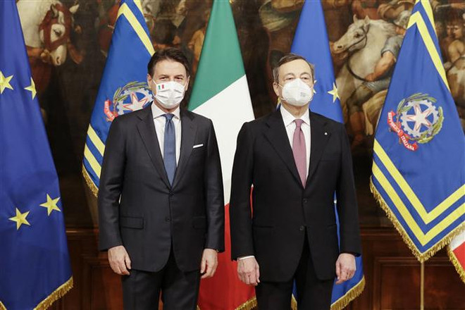 Ông Giuseppe Conte, lãnh đạo M5S và Thủ tướng Mario Draghi. (Ảnh: AFP/TTXVN) Italy: Thủ tướng và Tổng thống thảo luận về tương lai của chính phủ ảnh 1