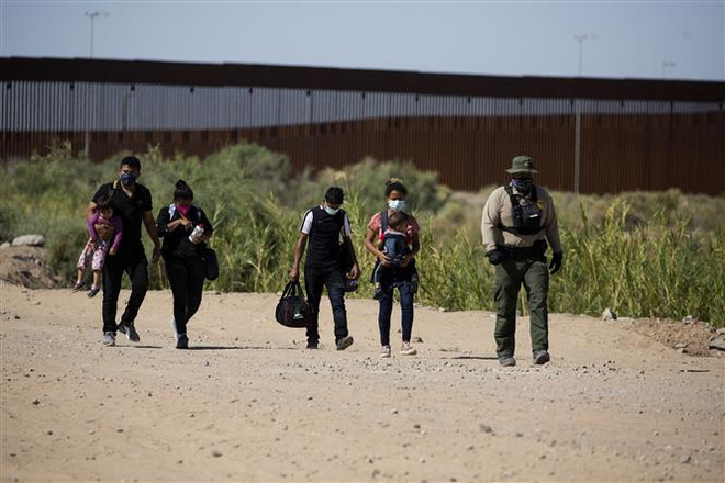 Lực lượng chức năng Mỹ bắt giữ người di cư bất hợp pháp vượt biên từ Mexico vào Mỹ tại Yuma, bang Arizona ngày 12/5/2021. (Ảnh: AFP/TTXVN) Tòa án Mỹ ra phán quyết bất lợi cho chính sách di cư của Chính phủ ảnh 1