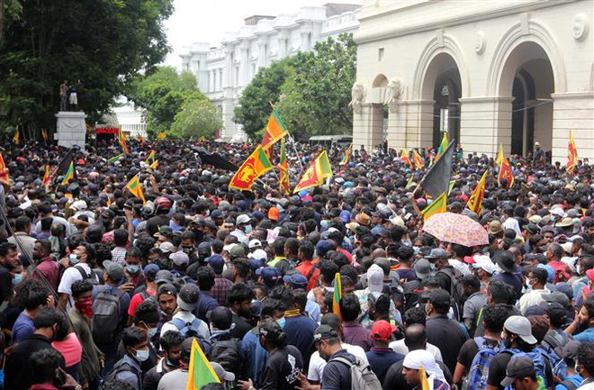 Người biểu tình xông vào Phủ Tổng thống ở thủ đô Colombo ngày 9/7/2022, yêu cầu Tổng thống Gotabaya Rajapaksa từ chức vì đã để đất nước rơi vào cuộc khủng hoảng kinh tế tồi tệ nhất trong 7 thập kỷ qua. (Ảnh: AFP/TTXVN) Sri Lanka ban bố tình trạng khẩn cấp giải quyết tình hình trong nước ảnh 1