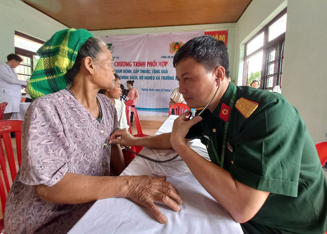 Quảng Bình: Khám bệnh, tặng quà cho bà con xã miền núi Trường Xuân ảnh 1