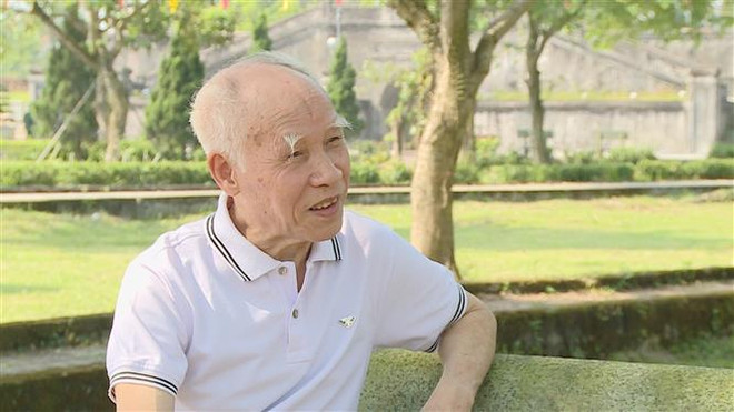 Cựu chiến binh Trần Ngọc Long, nguyên Tiểu đoàn trưởng Tiểu đoàn 1, Trung đoàn 48, Sư đoàn 320 tại Thành cổ Quảng Trị. (Ảnh: TTXVN phát) Khát vọng hòa bình trên vùng đất thiêng: 81 ngày đêm vang dội ảnh 2