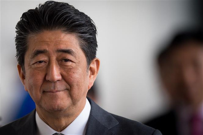 Ông Abe Shinzo, lúc đương nhiệm Thủ tướng Nhật Bản, sau khi dự hội nghị nhóm Visegrad - Nhật Bản tại Bratislava, Slovakia, ngày 25/4/2019. (Ảnh: AFP/TTXVN) Nhật Bản truy tặng huân chương cao quý nhất cho cố Thủ tướng Abe ảnh 1
