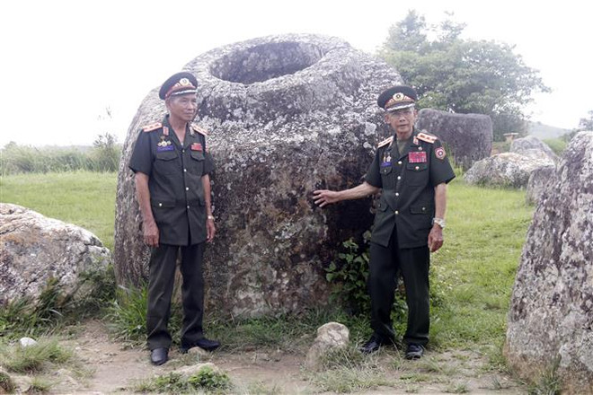 Trung tá Bounthan Manivong (trái) và Trung tá Khamdy Vannahak (phải) hồi tưởng về những năm tháng sát cánh cùng bộ đội Việt Nam trên Cánh Đồng Chum-Xiengkhuang. (Ảnh: Phạm Kiên/TTXVN) Cựu chiến binh Lào lưu giữ những ký ức không thể nào quên ảnh 2