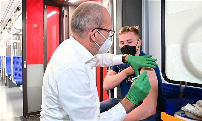 Nhân viên y tế tiêm vaccine phòng COVID-19 cho người dân tại Gruenau, Đức. (Ảnh: AFP/TTXVN) Đức ghi nhận số ca mắc COVID-19 vượt ngưỡng 30 triệu ca ảnh 1