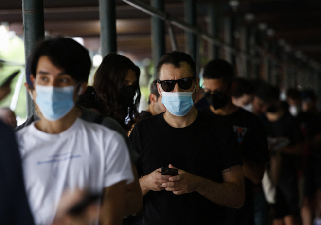 Người dân xếp hàng chờ tiêm vaccine phòng bệnh đậu mùa khỉ ở Brooklyn, New York, Mỹ ngày 17/7/2022. (Ảnh: AFP/TTXVN) WHO thông báo thế giới ghi nhận 14.000 ca mắc bệnh đậu mùa khỉ ảnh 1