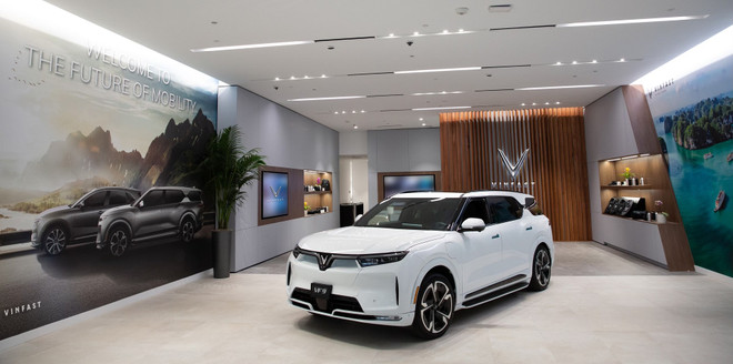 VinFast Store tại Santa Monica rộng hơn 300m2, là nơi trưng bày, giới thiệu và bán các dòng sản phẩm ôtô điện VinFast trực tiếp tới khách hàng Mỹ. (Nguồn: Vietnam+) VinFast đồng loại khai trương 6 trung tâm bán hàng tại Mỹ ảnh 7