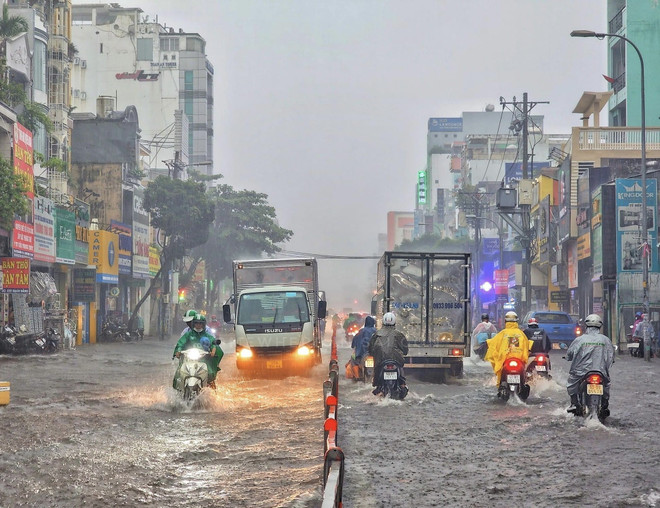 Đường Bạch Đằng, quận Tân Bình, Thành phố Hồ Chí Minh biến thành sông trong mưa. (Ảnh: Hồng Giang/TTXVN) Ba miền của cả nước đều có mưa rào và dông trong ngày và đêm 21/7 ảnh 1