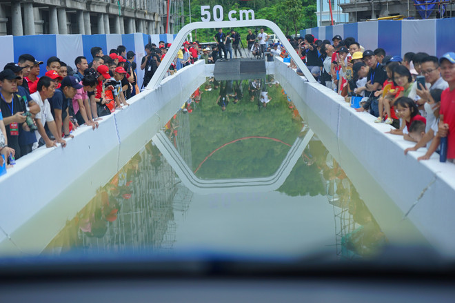 Mục sở thị VF e34 chinh phục thử thách lội nước sâu nửa mét ảnh 1