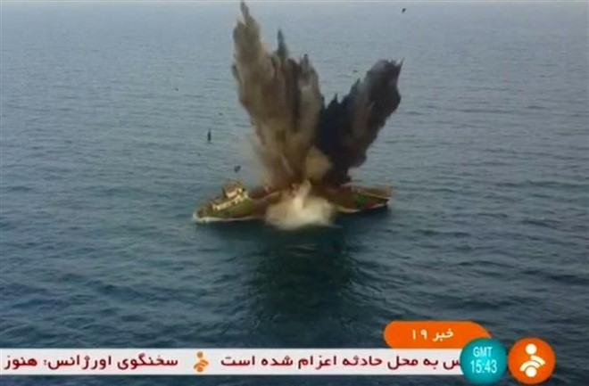 Hình ảnh được đăng phát trên kênh Truyền hình Nhà nước Iran ngày 21/12/2021 cho thấy tên lửa bắn trúng mục tiêu trong cuộc tập trận hải quân của Lực lượng Vệ binh Cách mạng Hồi giáo Iran (IRGC) tại vùng Vịnh. (Ảnh: AFP/TTXVN) Quân đội Iran đáp trả lời cảnh báo sử dụng vũ lực của Mỹ ảnh 1