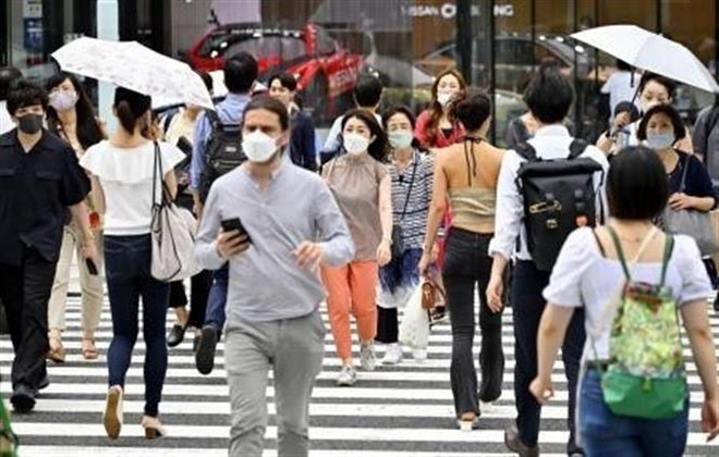 Người dân đeo khẩu trang phòng lây nhiễm COVID-19 tại Tokyo, Nhật Bản, ngày 21/7/2022. (Ảnh: Kyodo/TTXVN) Biến thể phụ BA.5 gây 96% số ca mắc COVID-19 mới tại Nhật Bản ảnh 1