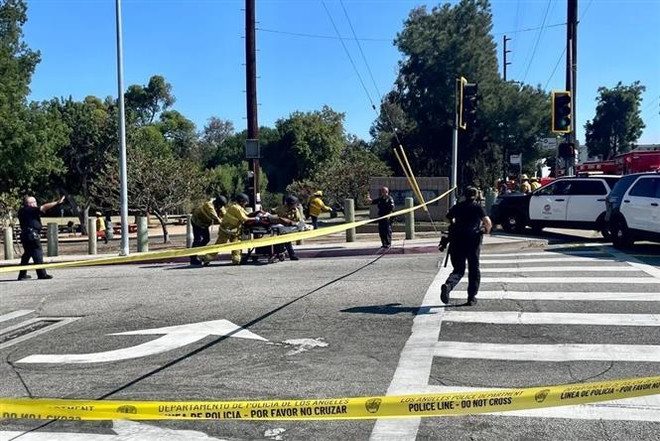Cảnh sát phong tỏa hiện trường vụ nổ súng ở Los Angeles, bang California (Mỹ) ngày 25/7/2022. (Ảnh: The New York Times/TTXVN) Mỹ: Cảnh sát Los Angeles ban bố báo động sau vụ nổ súng ở công viên ảnh 1