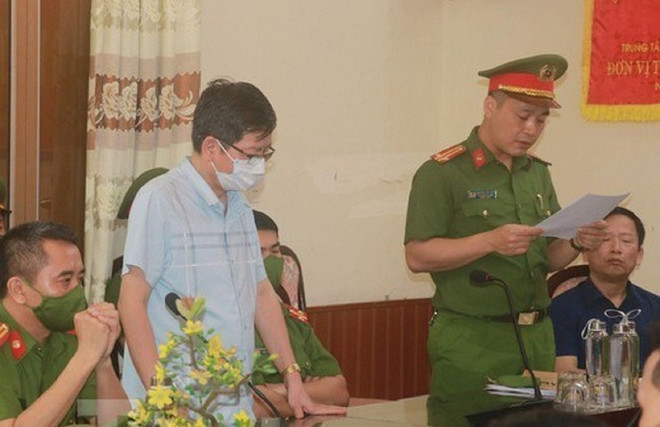 Ông Đỗ Đức Lưu, Giám đốc CDC Nam Định, nghe công an tống đạt các quyết định khởi tố bị can, bắt tạm giam trước đó do liên quan tới Việt Á. (Nguồn: Người Lao Động) Khởi tố thêm ba bị can thuộc CDC Nam Định liên quan đến vụ Việt Á ảnh 1