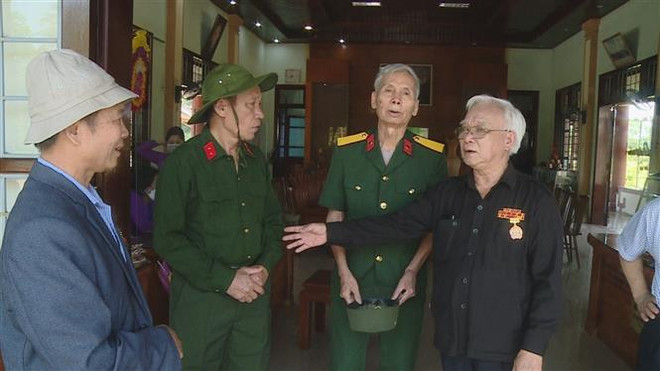 Các cựu chiến binh Sư đoàn 320 gặp mặt, trò chuyện với cựu chiến binh Ngô Quận (73 tuổi), Đội Trưởng Đội trinh sát An ninh vũ trang của huyện Hải Lăng (ngoài cùng bên phải) tại Thành cổ Quảng Trị. (Ảnh: TTXVN phát) Khát vọng hòa bình trên vùng đất thiêng: 81 ngày đêm vang dội ảnh 1