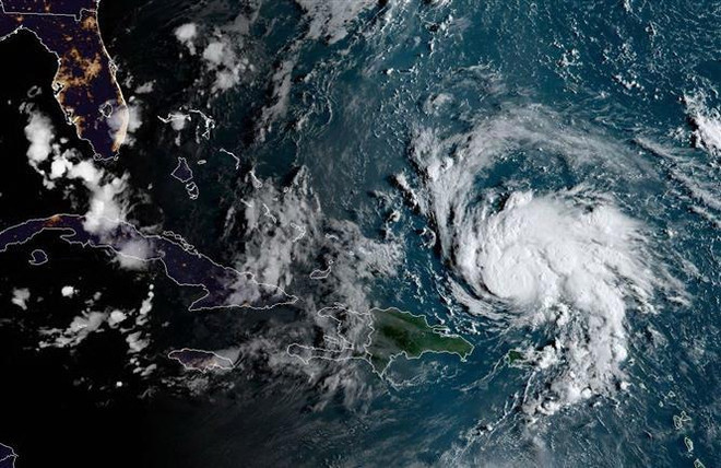 Hình ảnh ghi từ vệ tinh NOAA/RAMMB cho thấy bão Dorian quét qua vùng lãnh thổ Pueto Rico thuộc Mỹ trên vùng biển Caribe ngày 29/8/2019. (Nguồn: AFP/TTXVN) Tổng thống Trump ban bố tình trạng khẩn cấp tại Florida vì bão Dorian ảnh 1