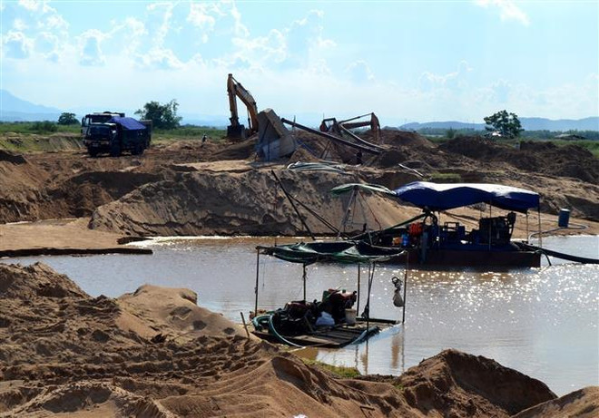 (Ảnh minh họa: Thế Lập/TTXVN) Hà Nội: Sẽ đấu giá quyền khai thác khoáng sản đối với 5 điểm mỏ cát ảnh 1