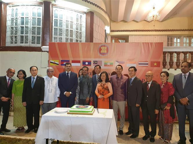 Đại sứ các nước ASEAN và khách mời tham dự lễ kỷ niệm. (Ảnh: Anh Tuấn/TTXVN) Đại sứ Thái Lan tại Ai Cập đánh giá cao vai trò và vị thế của Việt Nam ảnh 2