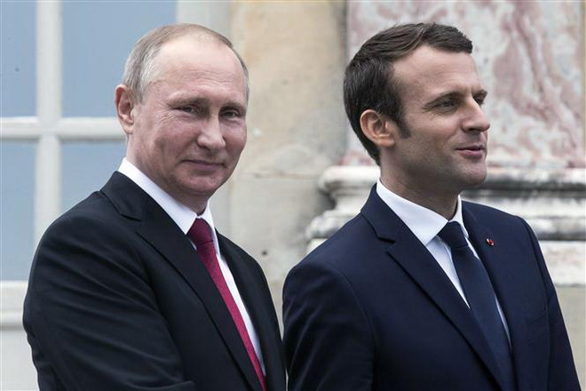 Tổng thống Nga Vladimir Putin (trái) và Tổng thống Pháp Emmanuel Macron. (Nguồn: AFP/TTXVN) Pháp: Việc Nga trở lại G7 cần phụ thuộc vào tình hình ở Ukraine ảnh 1