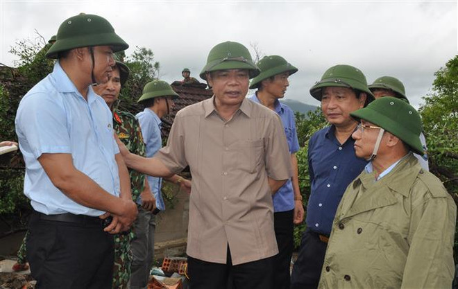Bộ trưởng Bộ Nông nghiệp và Phát triển Nông thôn Nguyễn Xuân Cường kiểm tra công tác khắc phục hậu quả lốc xoáy tại xã Kỳ Hoa (Thị xã Kỳ Anh, Hà Tĩnh). (Ảnh: Hoàng Ngà/TTXVN) Bộ trưởng Nguyễn Xuân Cường kiểm tra công tác ứng phó sau bão số 4 ảnh 1
