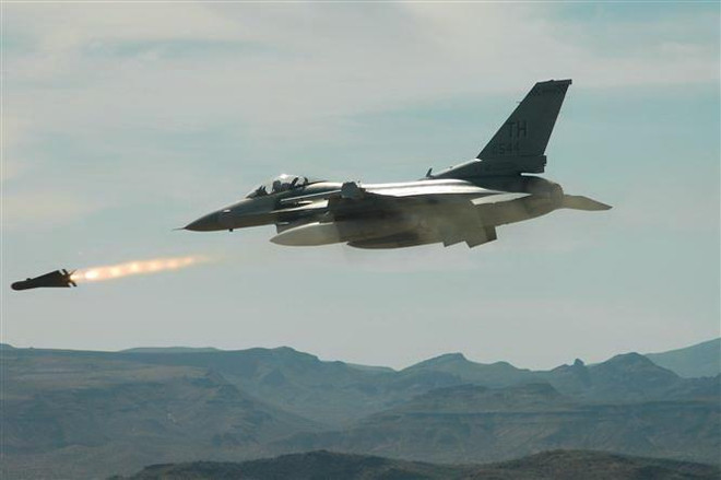 Máy bay F-16 của Mỹ tham gia cuộc tập trận ở bang Arizona. (Nguồn: AFP/TTXVN) Trung Quốc trao công hàm phản đối Mỹ bán vũ khí cho Đài Loan ảnh 1