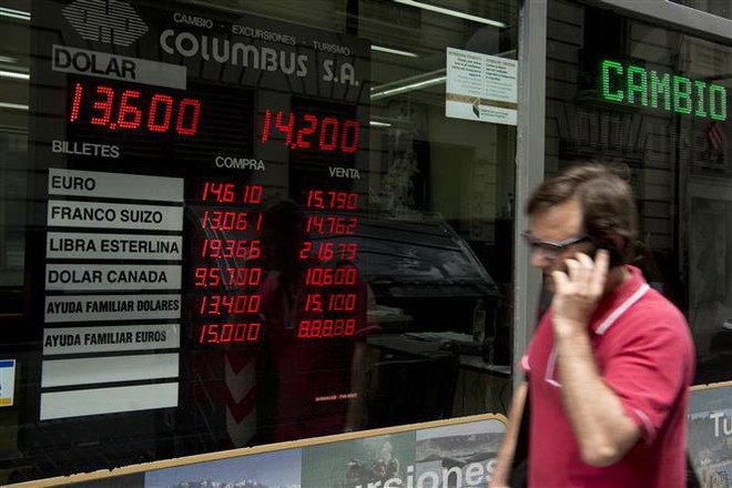 Bảng tỷ giá hối đoái tại Buenos Aires, Argentina. (Nguồn: AFP/TTXVN) Fitch hạ mức xếp hạng tín nhiệm nợ của nền kinh tế Argentina ảnh 1