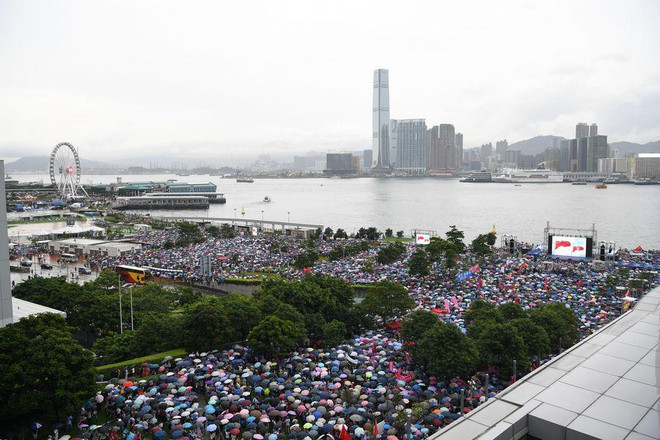 Người dân Hong Kong tuần hành ở Công viên Tamar. (Nguồn: Xinhua) Trung Quốc: 470.000 người dân Hong Kong tuần hành phản đối bạo lực ảnh 1