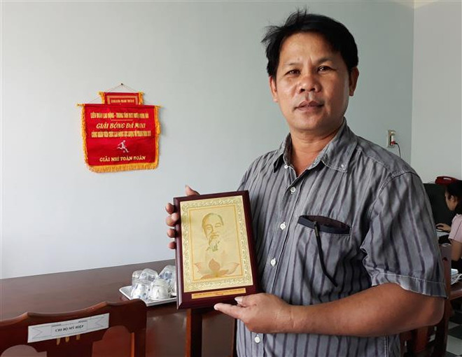 Anh Lê Văn Tám, người đã 47 lần hiến máu tình nguyện. (Ảnh: Nguyễn Thành/TTXVN) Đảng viên 47 lần hiến máu, góp phần cứu sống nhiều bệnh nhân ảnh 1