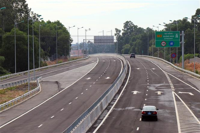 Các phương tiện lưu thông trên cao tốc Đà Nẵng-Quảng Ngãi. (Nguồn: Trần Tĩnh-TTXVN) Giải quyết tồn tại liên quan đến dự án cao tốc Đà Nẵng-Quảng Ngãi ảnh 1
