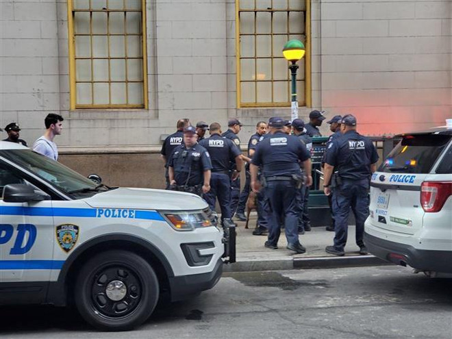 Cảnh sát được triển khai tới ga tàu điện ngầm trên phố Fulton, New York, Mỹ, nơi phát hiện gói đồ khả nghi, ngày 16/8/2019. (Nguồn: CNBC/TTXVN) Mỹ truy lùng chủ nhân các đồ khả nghi ở ga tàu điện ngầm ảnh 1