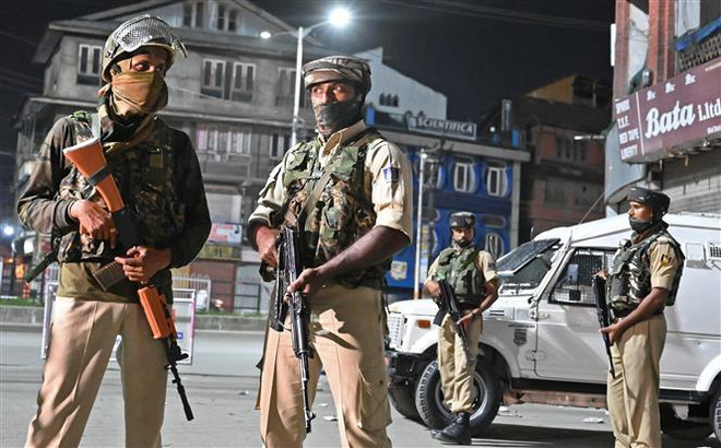 Binh sỹ Ấn Độ siết chặt an ninh tại thành phố Srinagar ngày 4/8/2019. (Nguồn: AFP/TTXVN) Ấn Độ hy vọng bình thường hóa, trở thành 'láng giềng tốt' của Pakistan ảnh 1