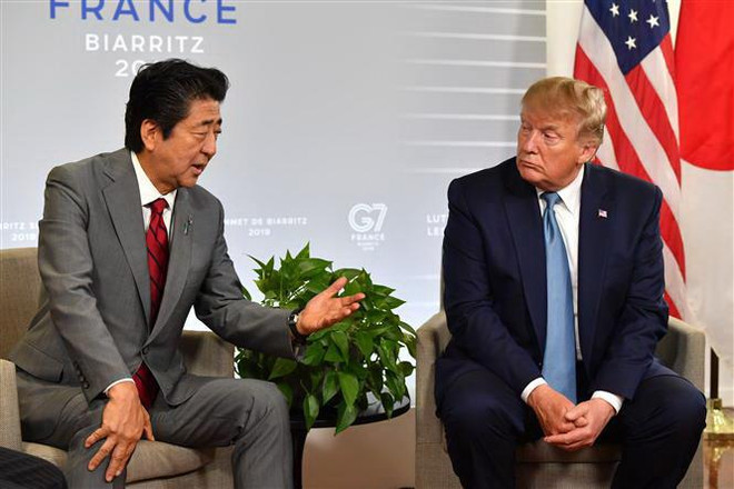 Tổng thống Mỹ Donald Trump (phải) và Thủ tướng Nhật Bản Shinzo Abe trong cuộc gặp bên lề Hội nghị thượng đỉnh G7 tại Biarritz, Pháp, ngày 25/8/2019. (Nguồn: AFP/TTXVN) Nông dân Nhật Bản lo ngại về thỏa thuận thương mại với Mỹ ảnh 1