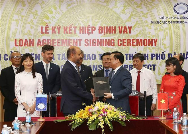 Bộ trưởng Bộ Tài chính Đinh Tiến Dũng và Ngài Abdulhamid ALKHALIFA, Tổng Giám đốc Quỹ OFID trao đổi Hiệp định. (Nguồn: Phạm Hậu/TTXVN) Ký kết Hiệp định vay 45 triệu USD cải thiện hạ tầng giao thông Đà Nẵng ảnh 1