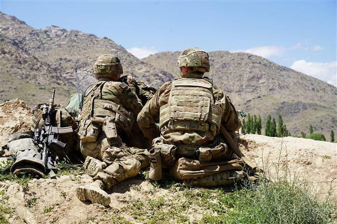 Binh sỹ Mỹ canh gác tại trạm kiểm soát ở Nerkh, tỉnh Wardak, Afghanistan ngày 6/6/2019. (Nguồn: AFP/TTXVN) Thêm một binh sỹ Mỹ thiệt mạng khi tham chiến tại Afghanistan ảnh 1